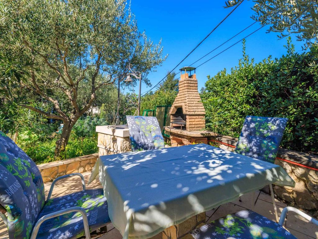 Ferienwohnung mit Terrasse und Parkplatz