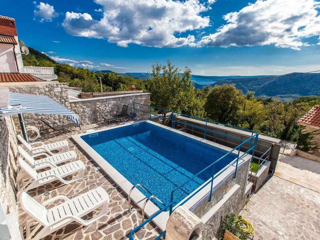 Ferienhaus mit Außenpool und Meerblick