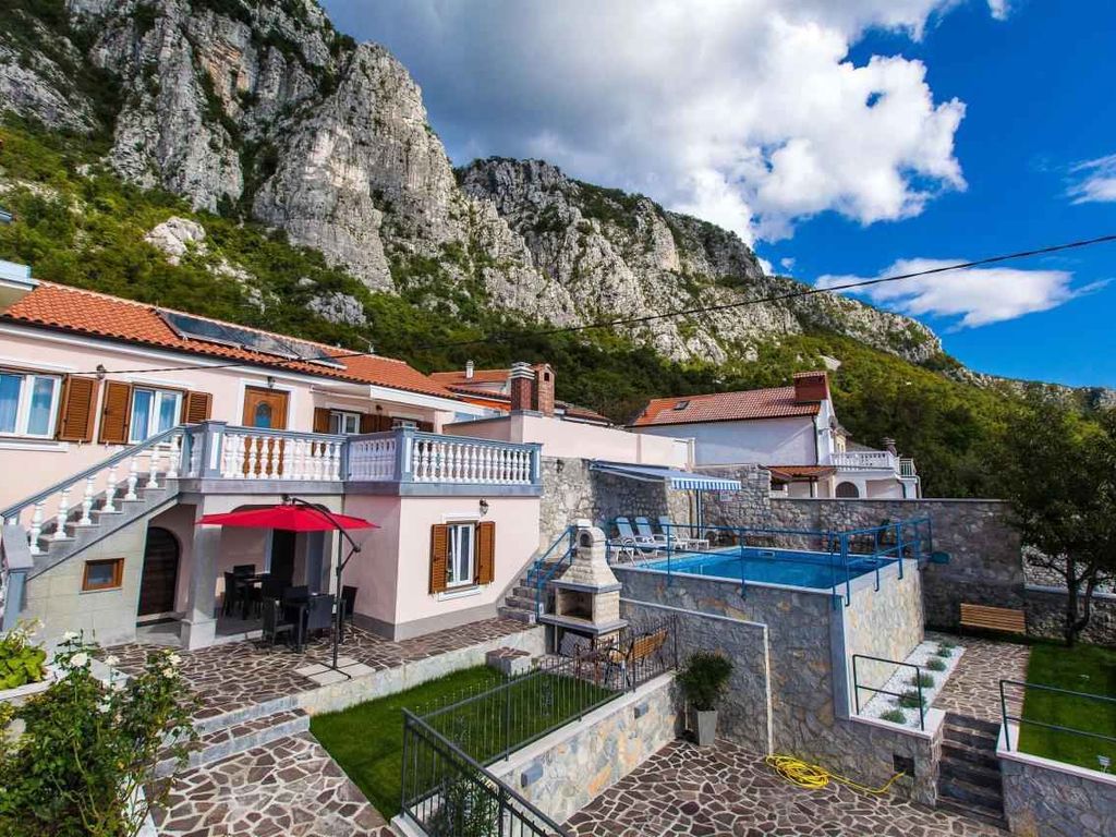 Ferienhaus mit Außenpool und Meerblick