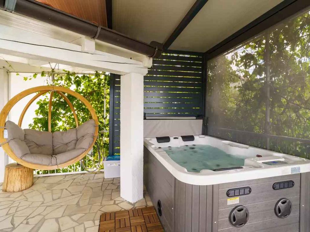 Ferienhaus mit Whirlpool und Klimaanlage
