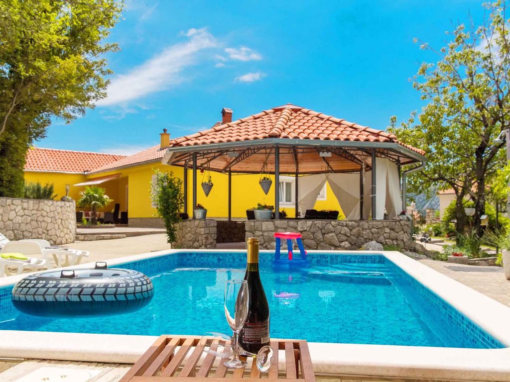 Ferienhaus mit Pool und Klimaanlage
