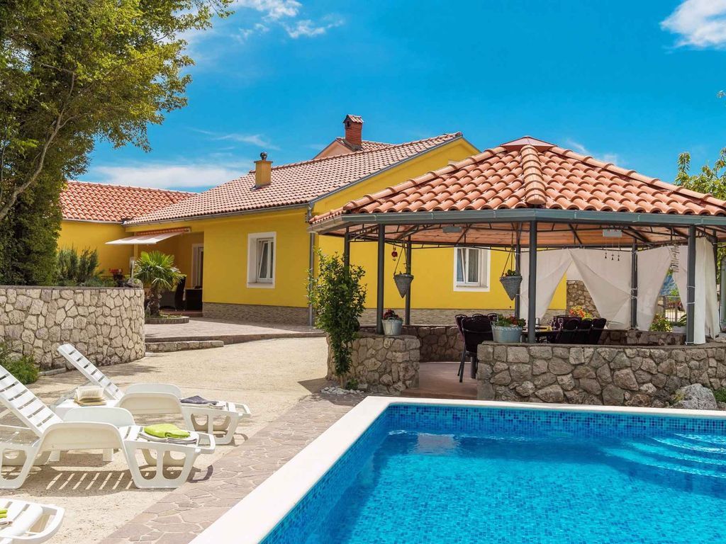 Ferienhaus mit Pool und Klimaanlage