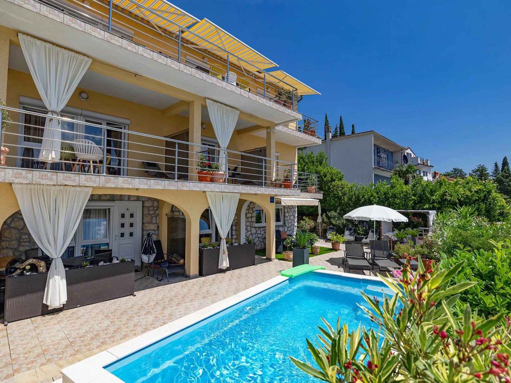 Ferienwohnung mit Pool und Meerblick
