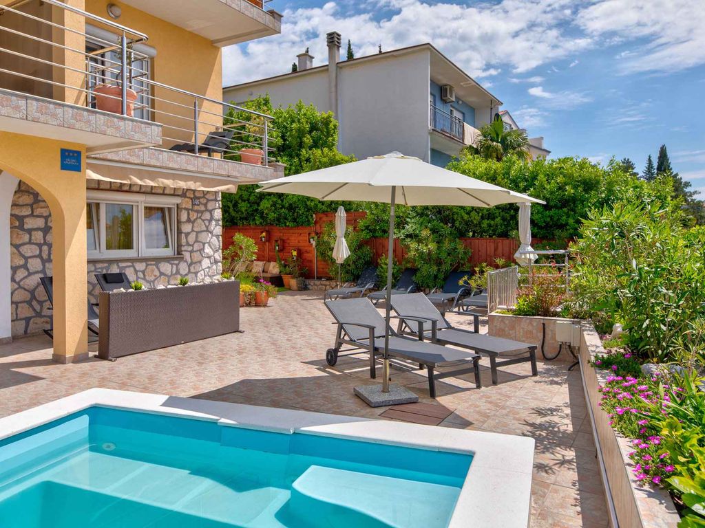 Ferienwohnung mit Pool und Meerblick