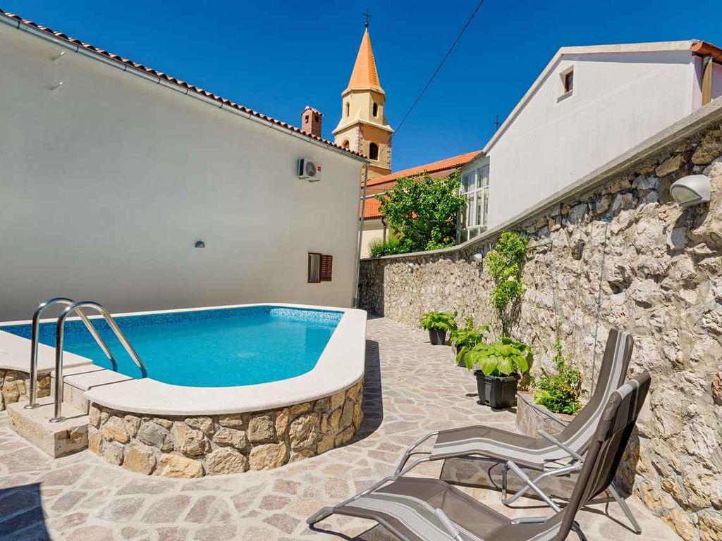 Ferienhaus mit Pool, Sonnenterrasse und Grill