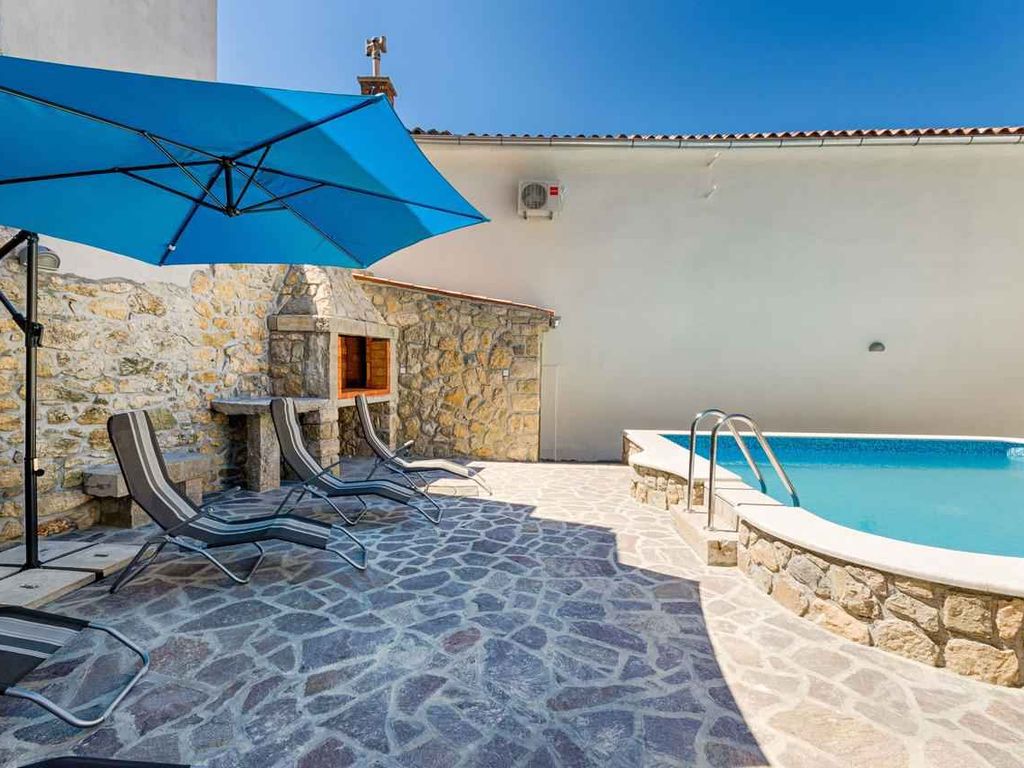 Ferienhaus mit Pool, Sonnenterrasse und Grill
