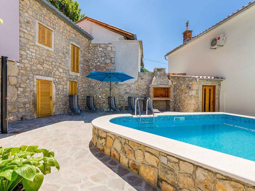 Ferienhaus mit Pool, Sonnenterrasse und Grill