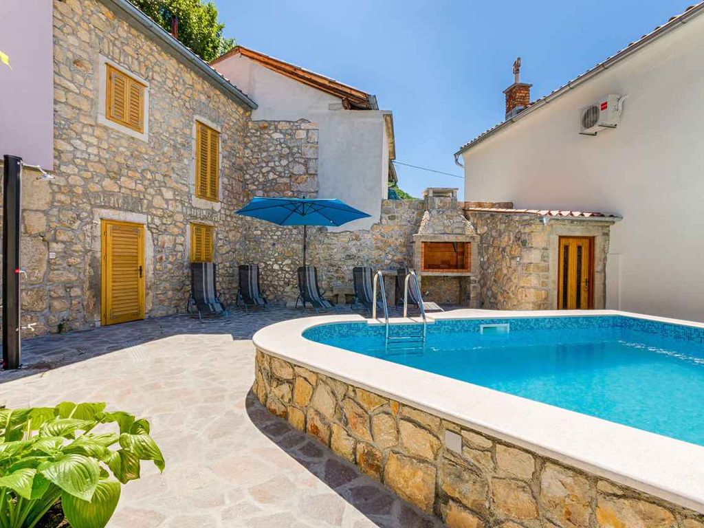Ferienhaus mit Pool, Sonnenterrasse und Grill