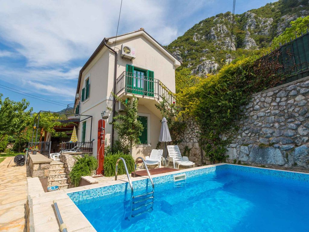 Villa mit Pool für 8 Personen