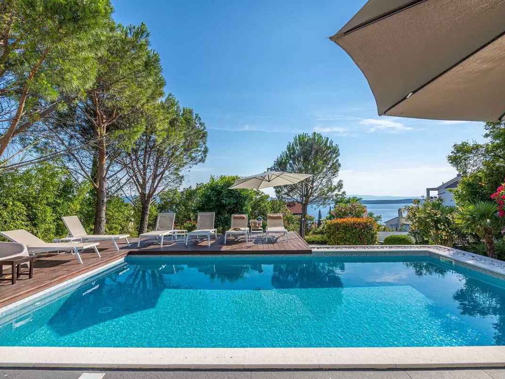 Villa mit Swimmingpool und Whirlpool