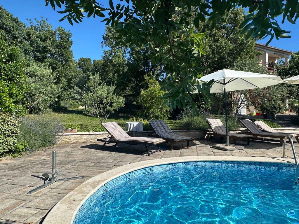 Ferienwohnung mit Pool & Balkon