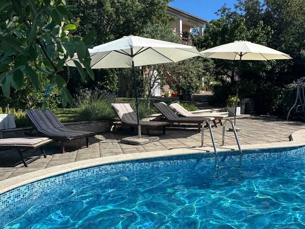 Ferienwohnung mit Pool & Balkon