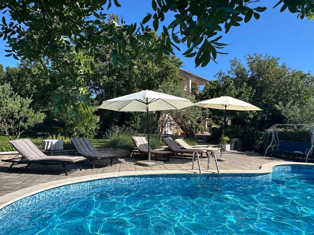 Ferienwohnung mit Pool & Balkon