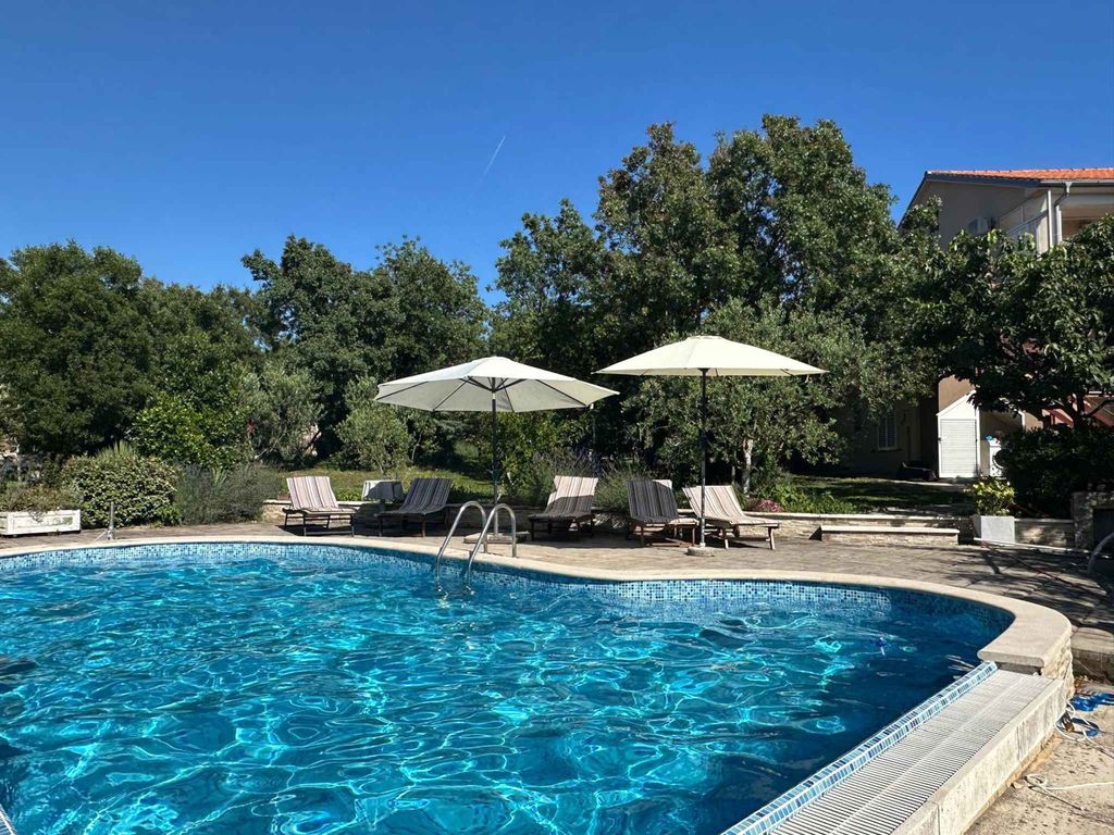 Ferienwohnung mit Pool & Balkon