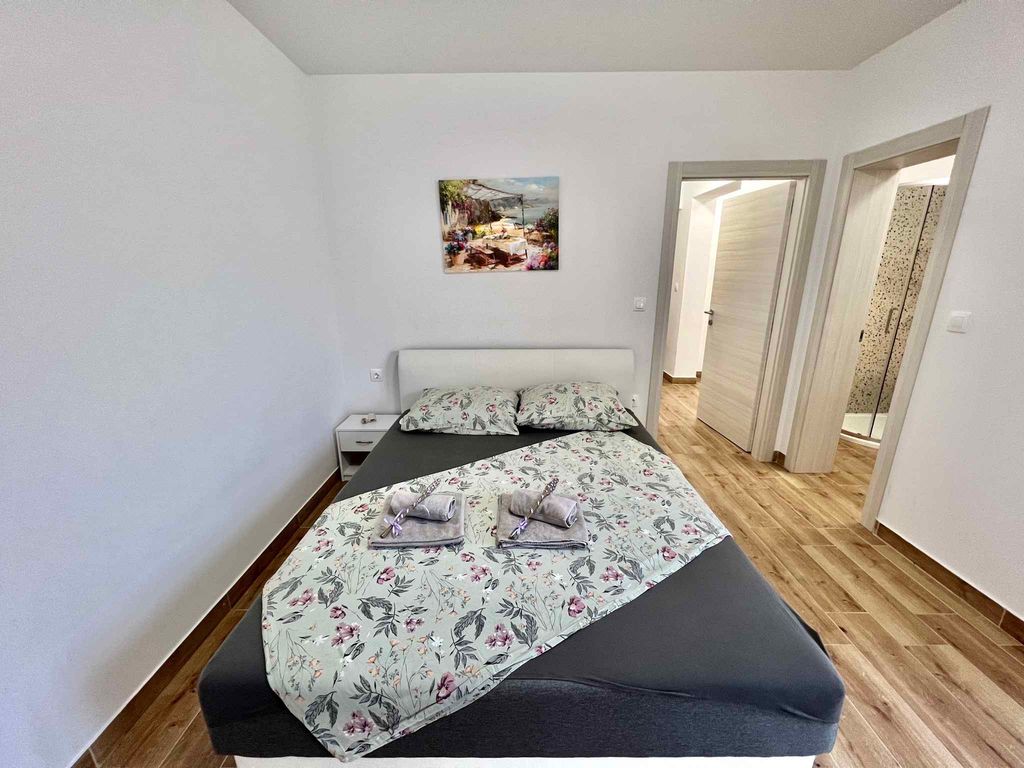 Ferienwohnung mit Terrasse, 50m vom Meer