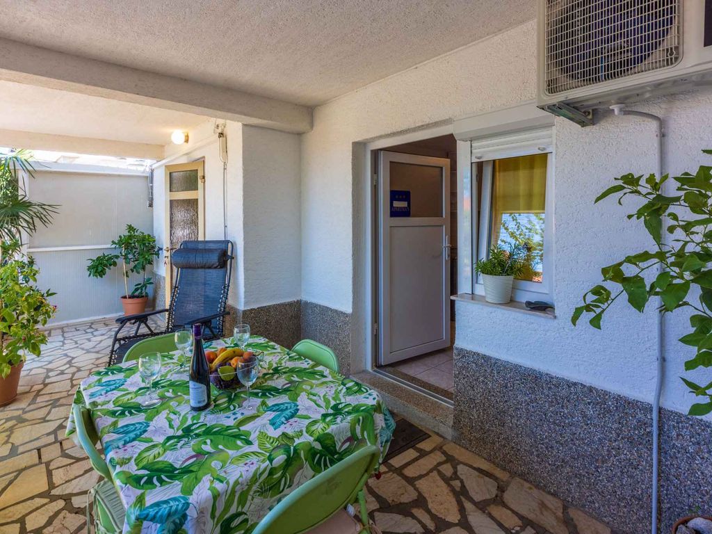 Ferienwohnung mit Terrasse und Klima in Strandnähe