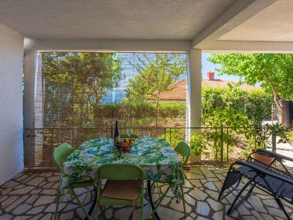 Ferienwohnung mit Terrasse und Klima in Strandnähe