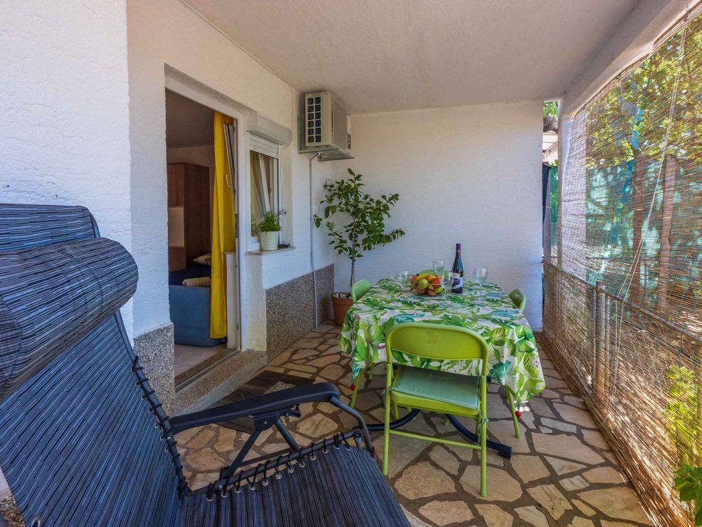 Ferienwohnung mit Terrasse und Klima in Strandnähe