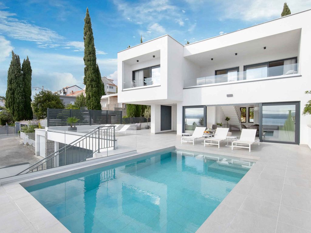 Villa mit Swimmingpool und Meerblick