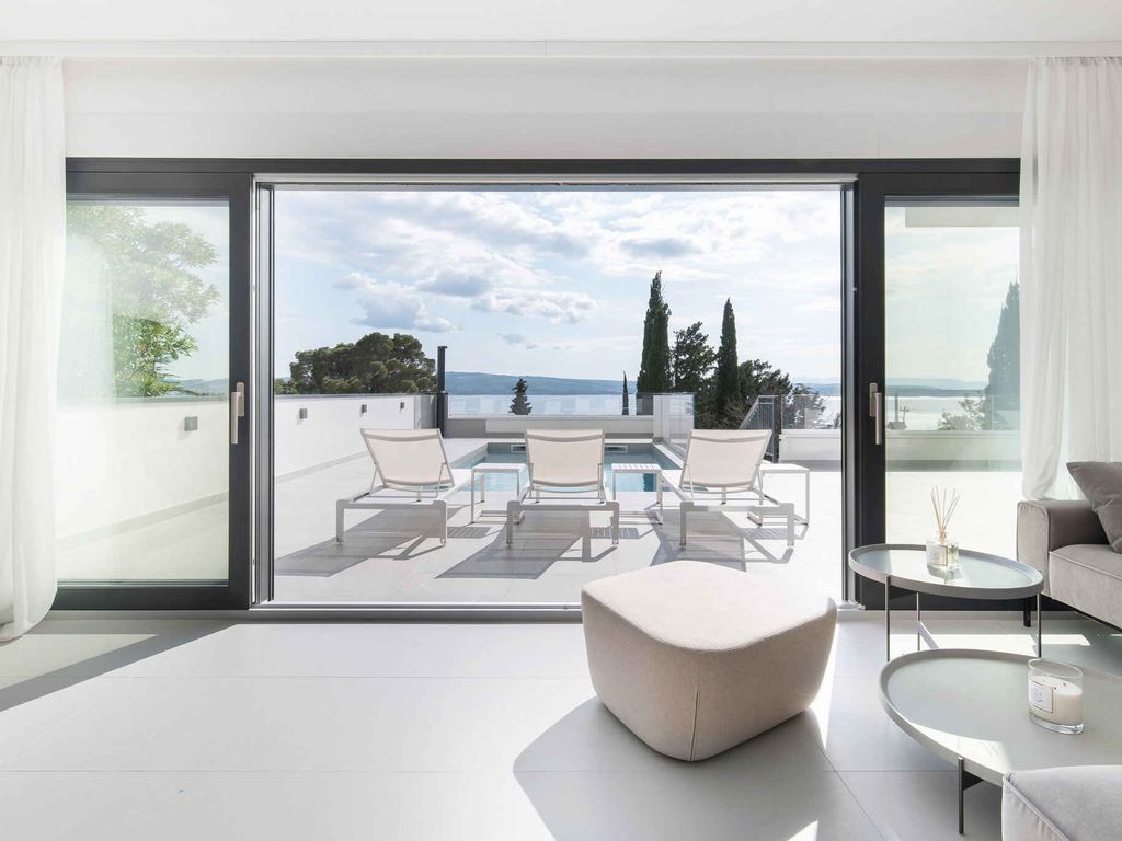 Villa mit Swimmingpool und Meerblick