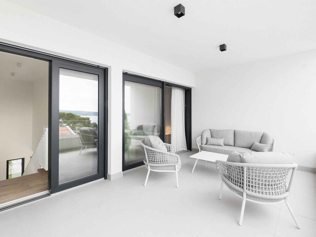 Villa mit Swimmingpool und Meerblick