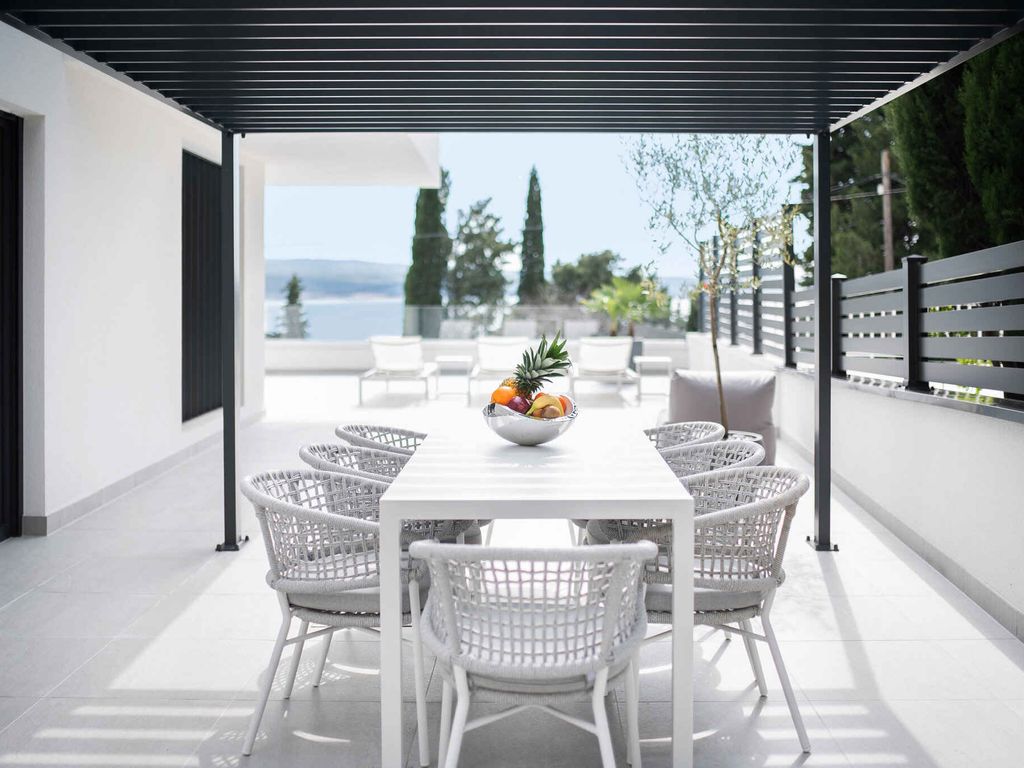 Villa mit Swimmingpool und Meerblick