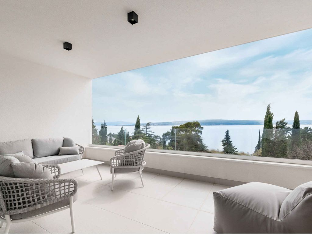 Villa mit Swimmingpool und Meerblick