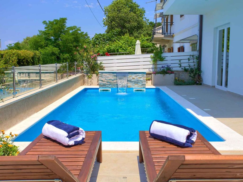 Villa im modernen Design mit privatem Pool und Meerblick