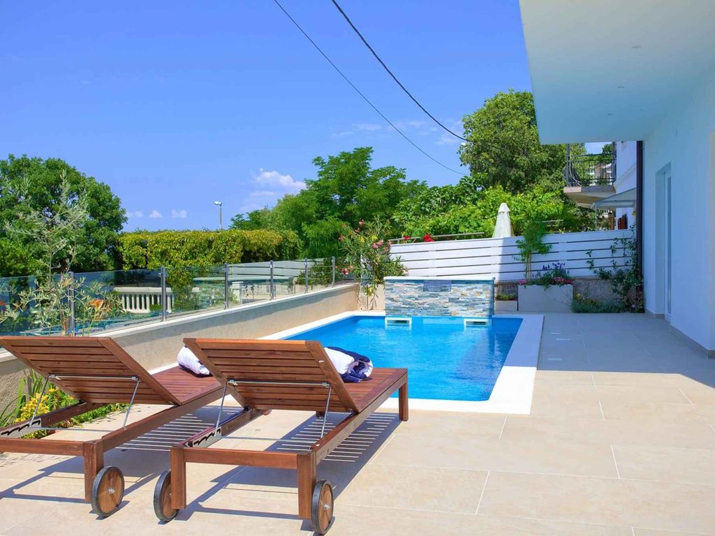 Villa im modernen Design mit privatem Pool und Meerblick