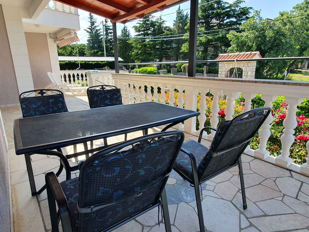 Ferienwohnung mit Balkon und Pool