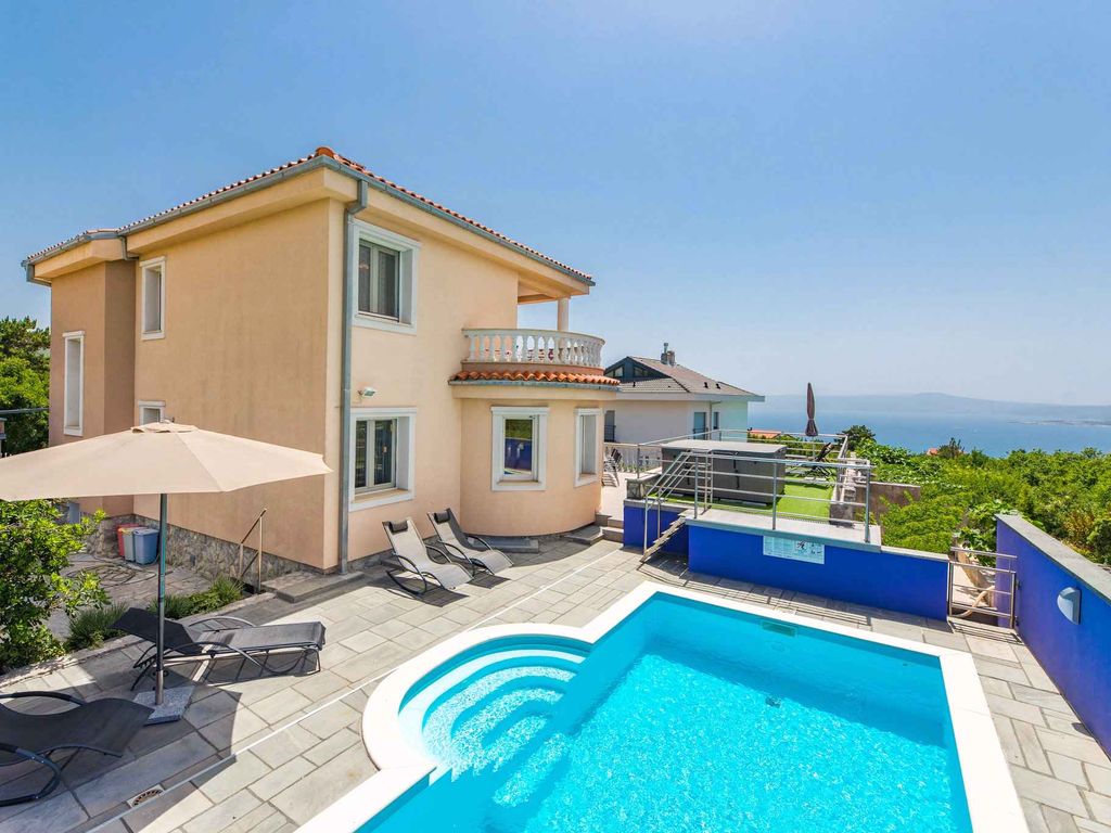 Villa mit Swimmingpool und Whirlpool