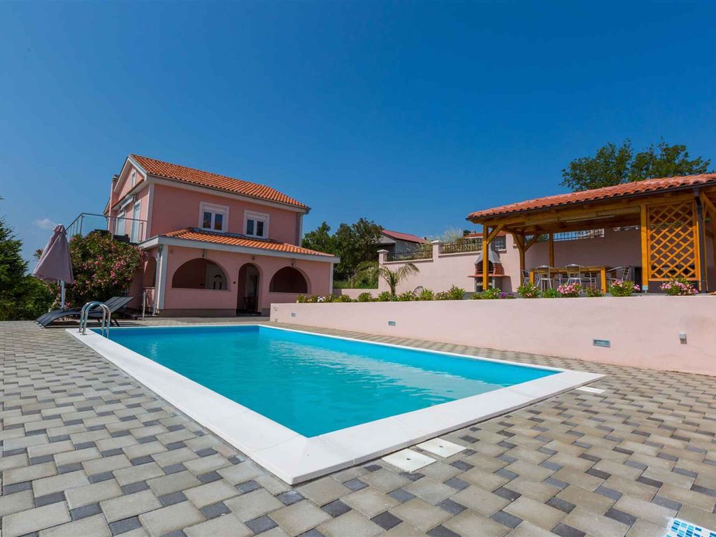 Villa mit Pool und Klimaanlage