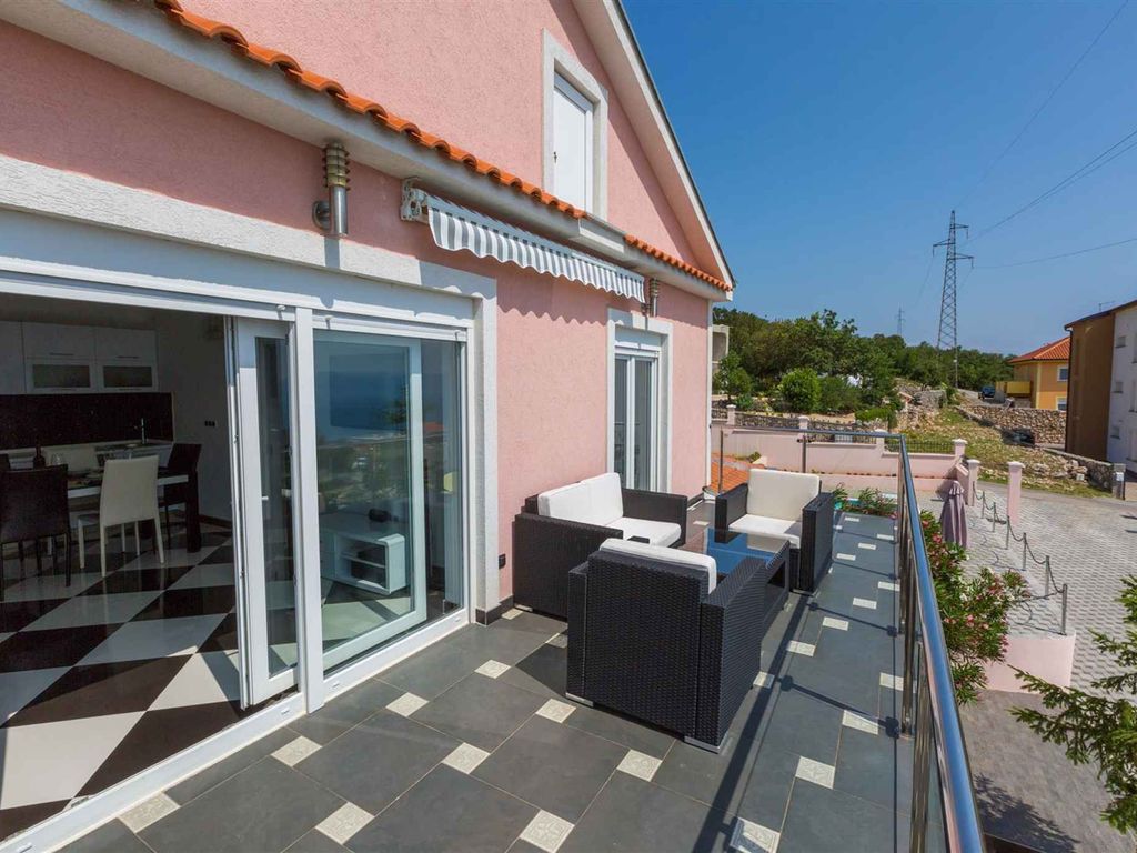 Villa mit Pool und Klimaanlage