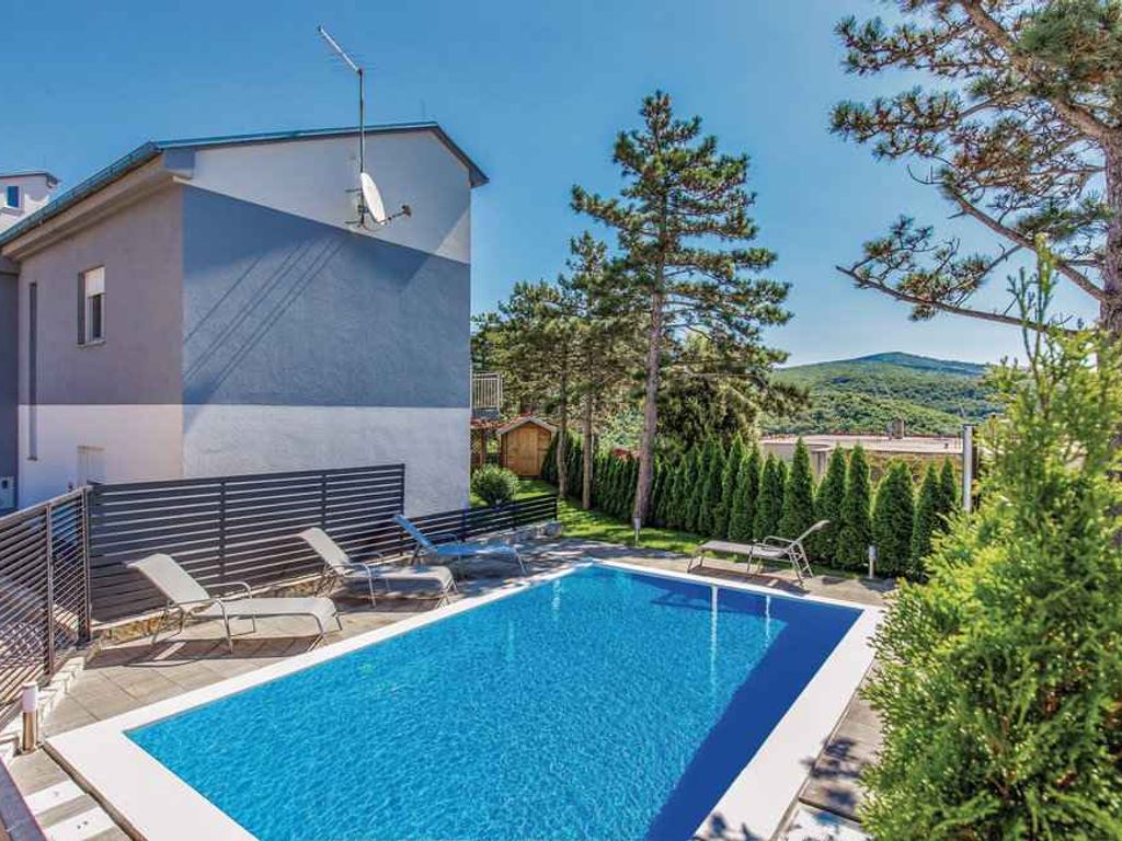 Ferienhaus mit Swimmingpool und schönem Garten