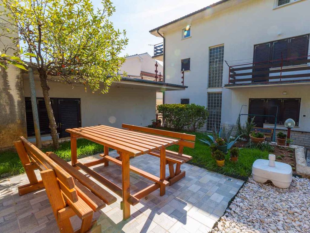 Ferienwohnung mit einer schönen Terrasse und Klimaanlage
