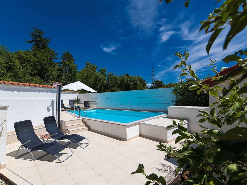 Ferienwohnung gemütlich eingerichtet mit Pool und Grill