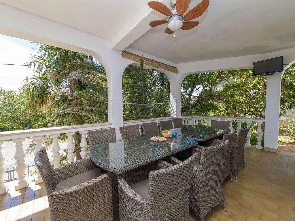 Ferienwohnung gemütlich eingerichtet mit Pool und Grill
