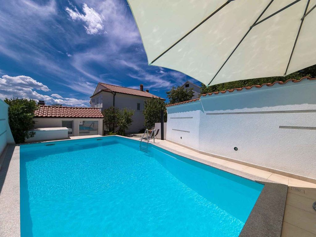 Ferienwohnung gemütlich eingerichtet mit Pool und Grill