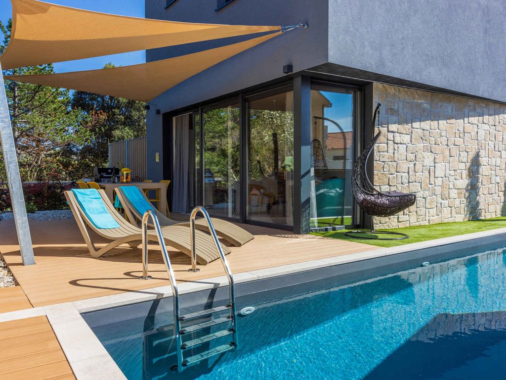 Villa modern eingerichtet mit Swimmingpool
