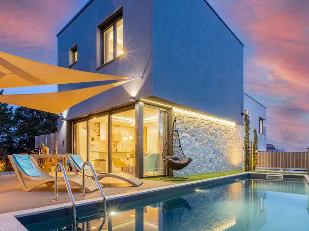 Villa modern eingerichtet mit Swimmingpool