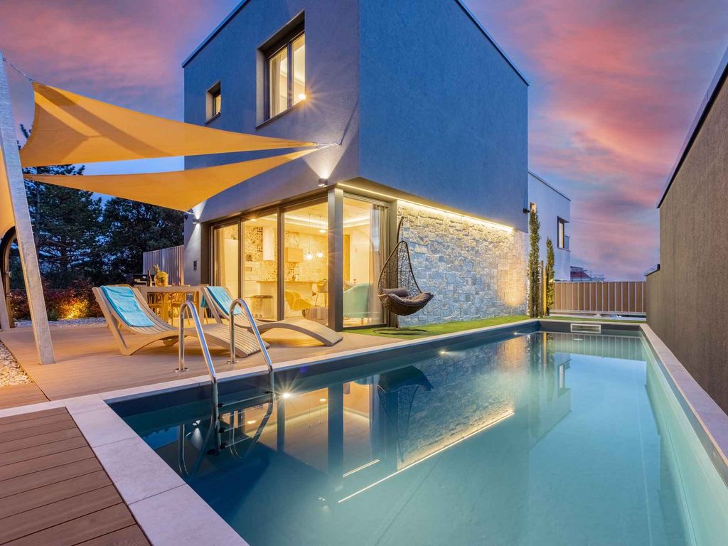Villa modern eingerichtet mit Swimmingpool