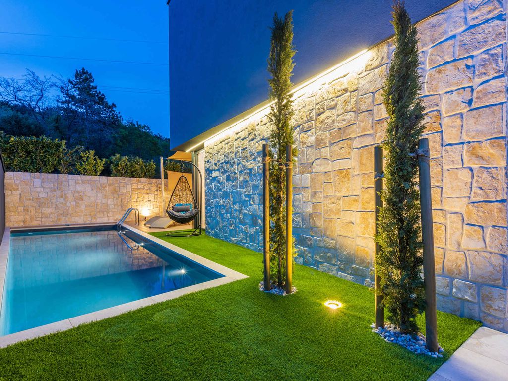 Villa modern eingerichtet mit Swimmingpool