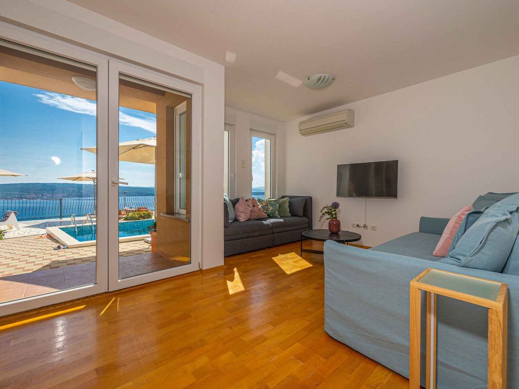 Ferienwohnung mit Pool, Terrasse und Meerblick