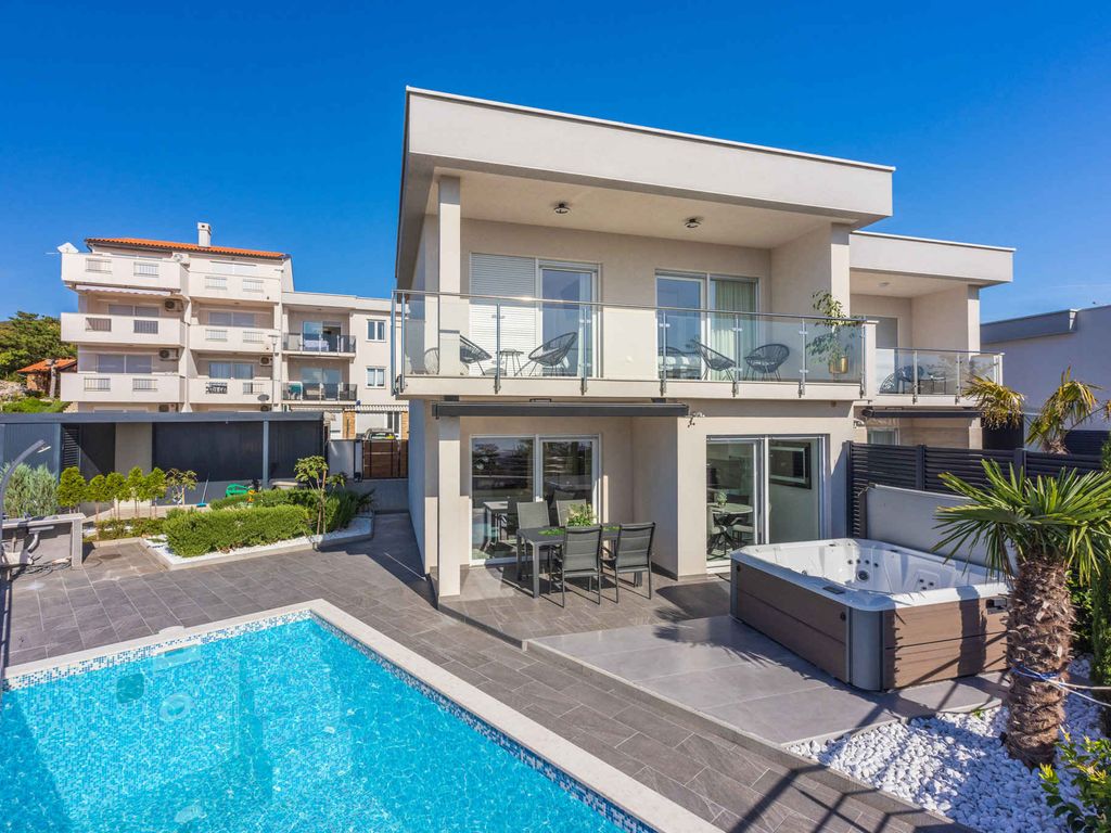 Ferienhaus mit Swimmingpool und Meerblick