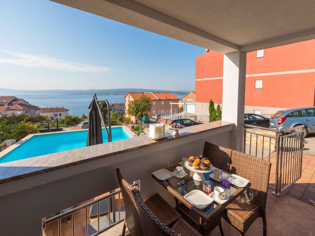 Ferienwohnung mit einem Freibad und Meerblick