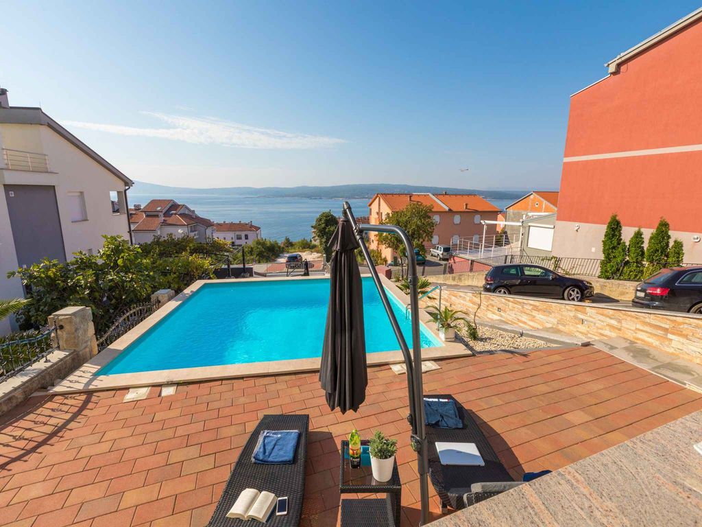 Ferienwohnung mit einem Freibad und Meerblick