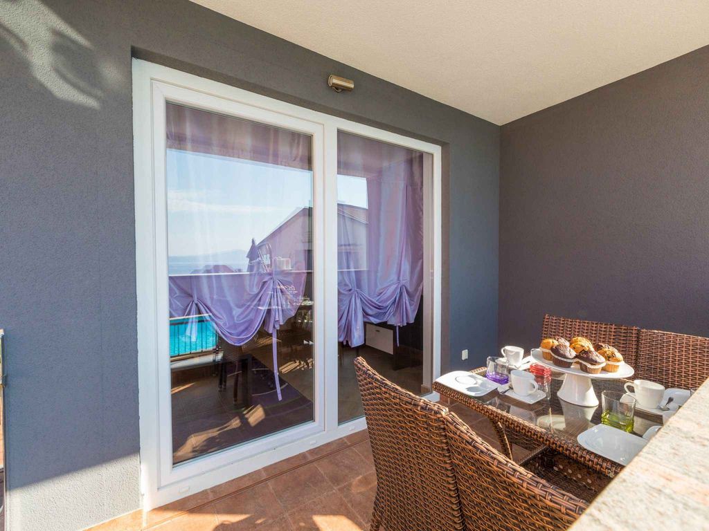 Ferienwohnung mit einem Freibad und Meerblick