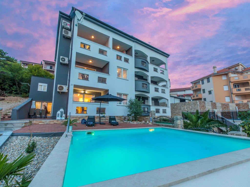 Ferienwohnung mit einem Freibad und Meerblick