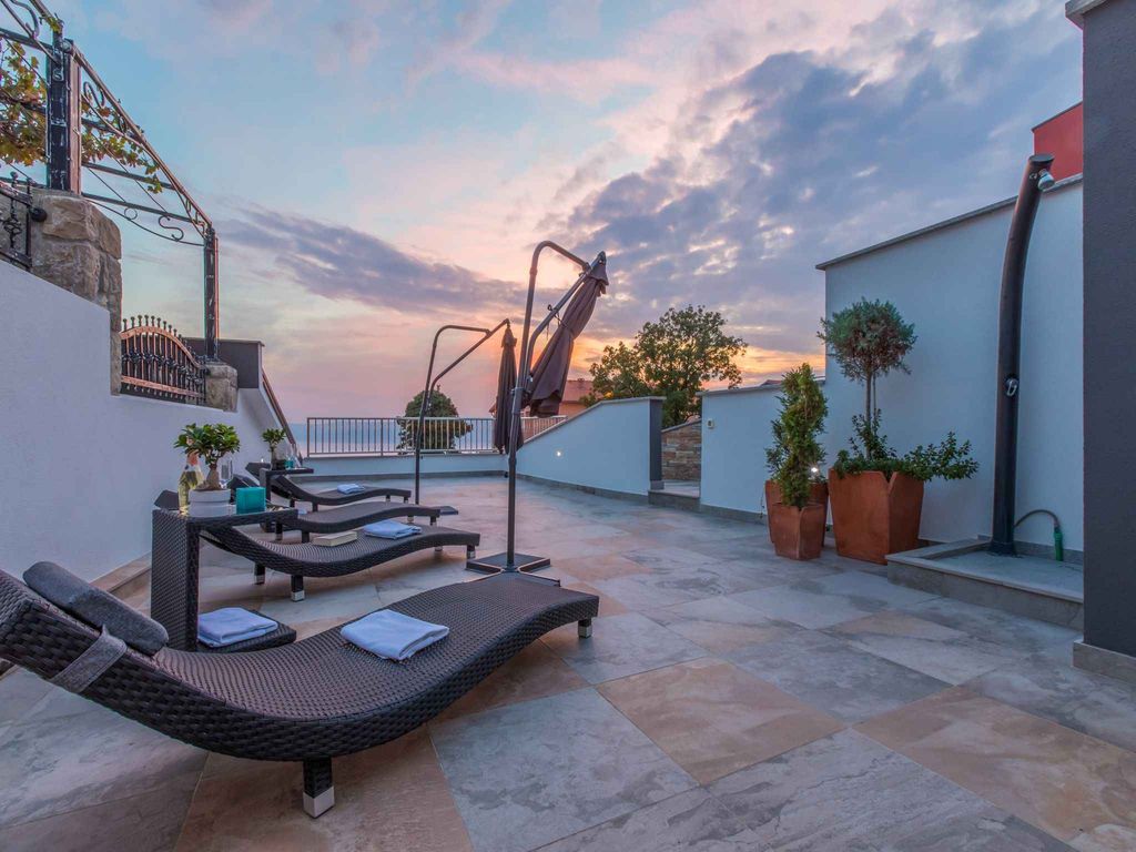 Ferienwohnung mit Pool und Meerblick