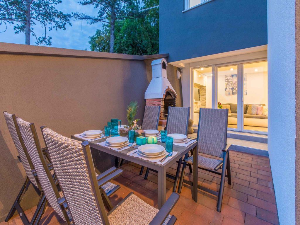 Ferienwohnung mit Pool und Meerblick